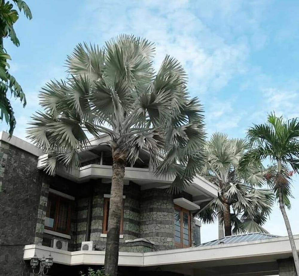 Arimbi Pejaten Suites Jakarta Exterior photo