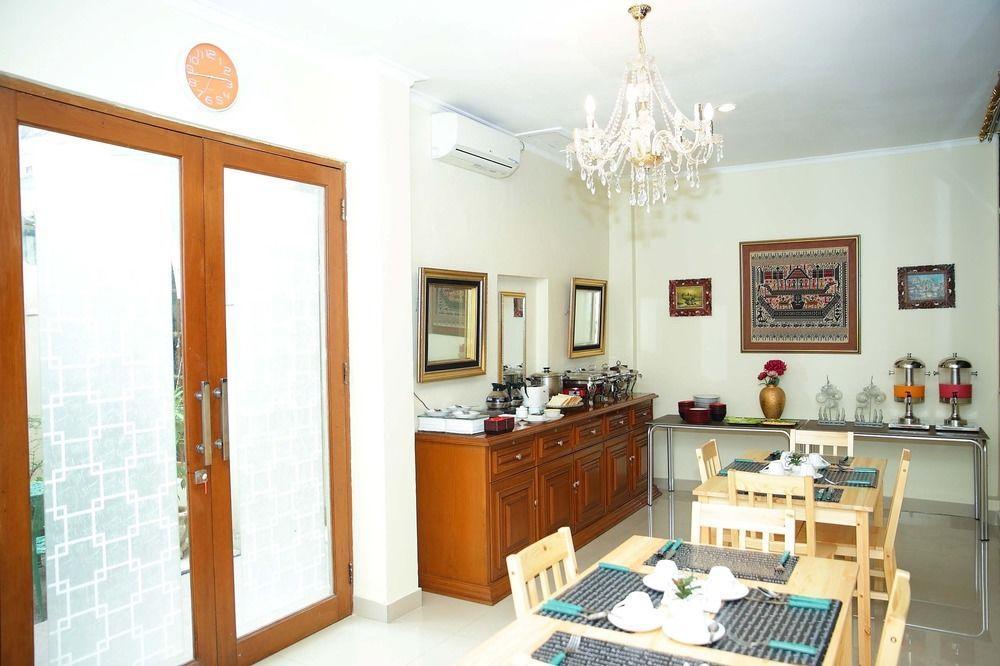 Arimbi Pejaten Suites Jakarta Exterior photo