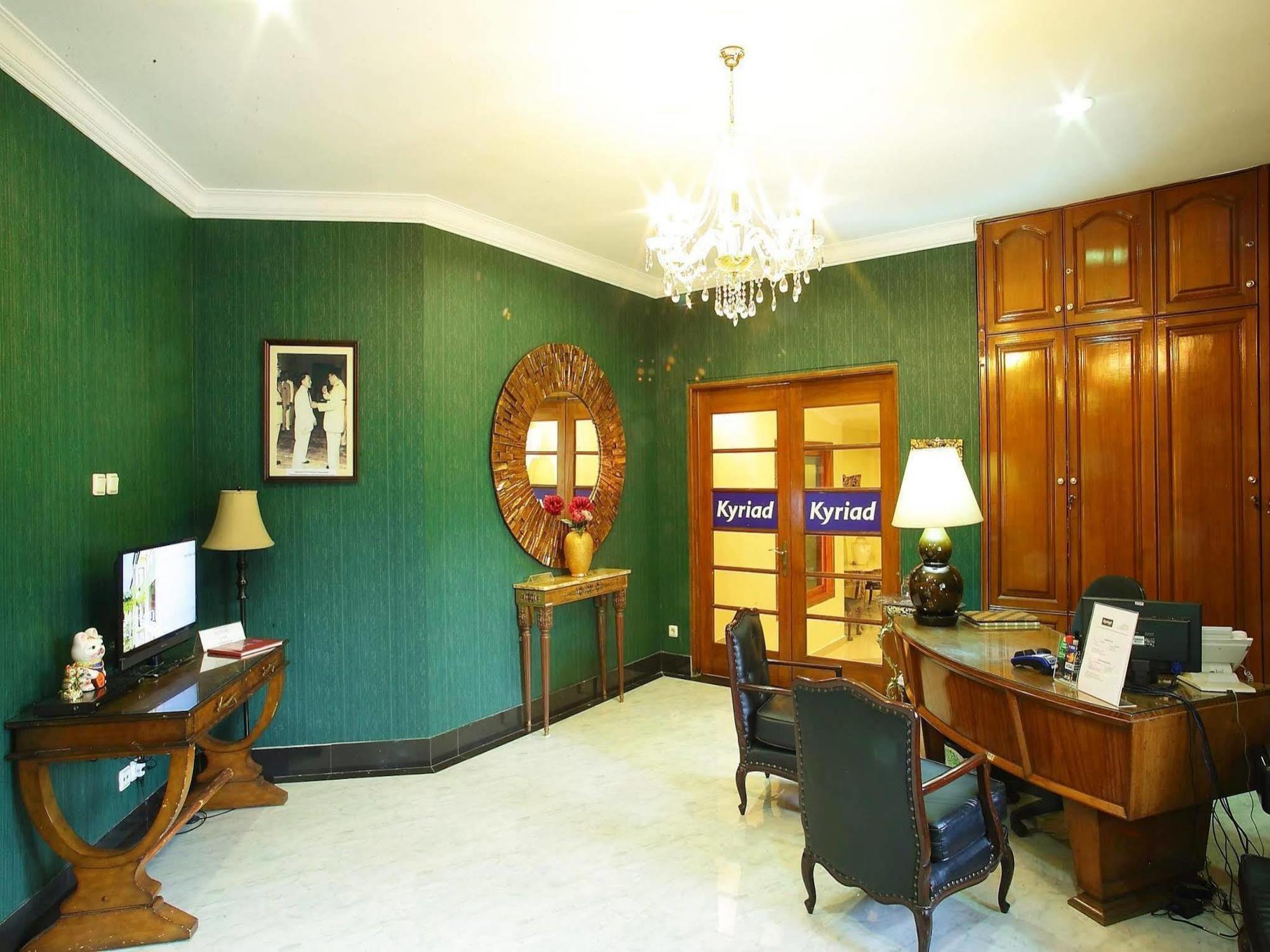 Arimbi Pejaten Suites Jakarta Exterior photo